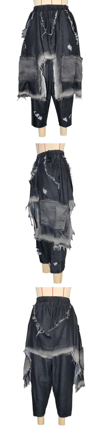 Schwarze Patchwork-Cargohosen mit abgenutztem Jeansstoff, Lagen-Details und ausgefransten Kanten in einem Harem-Stil-Design.