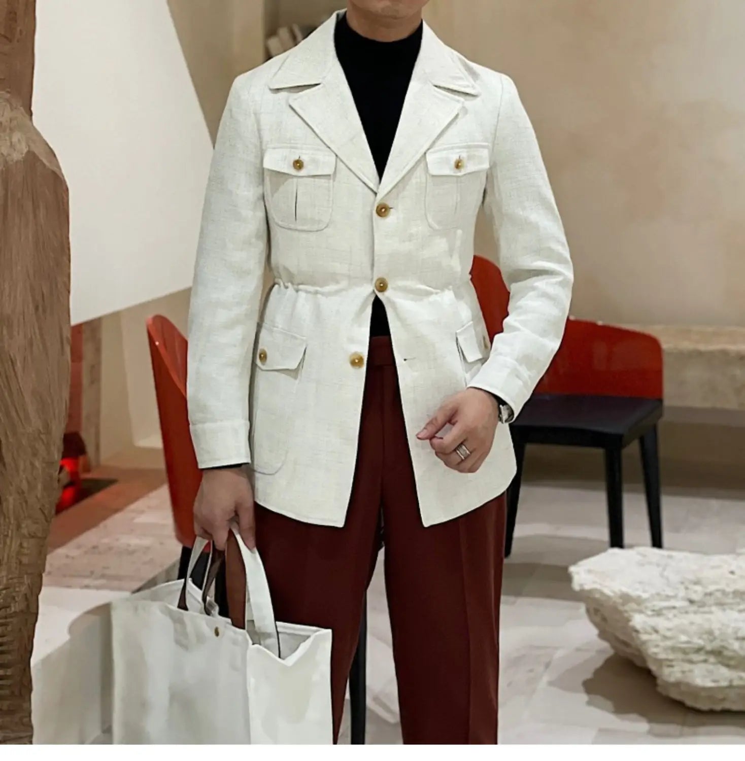 Veste de blazer ceinturée ajustée slim fit pour homme en cuir blanc, dotée de boutons dorés et de poches à rabat.
