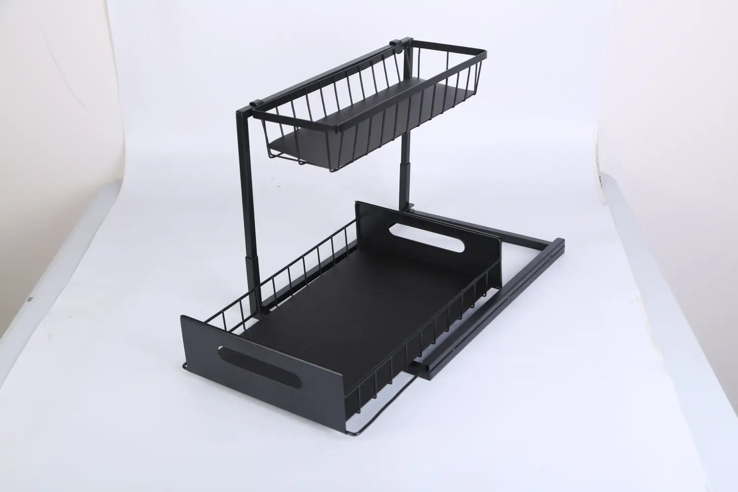 Organizer mit zwei Ebenen aus schwarzem Metall für den Unterschrank, mit Drahtkörben und massiven Bodenplatten, ausgelegt als ausziehbares Ablagesystem für Küchenschubladen.