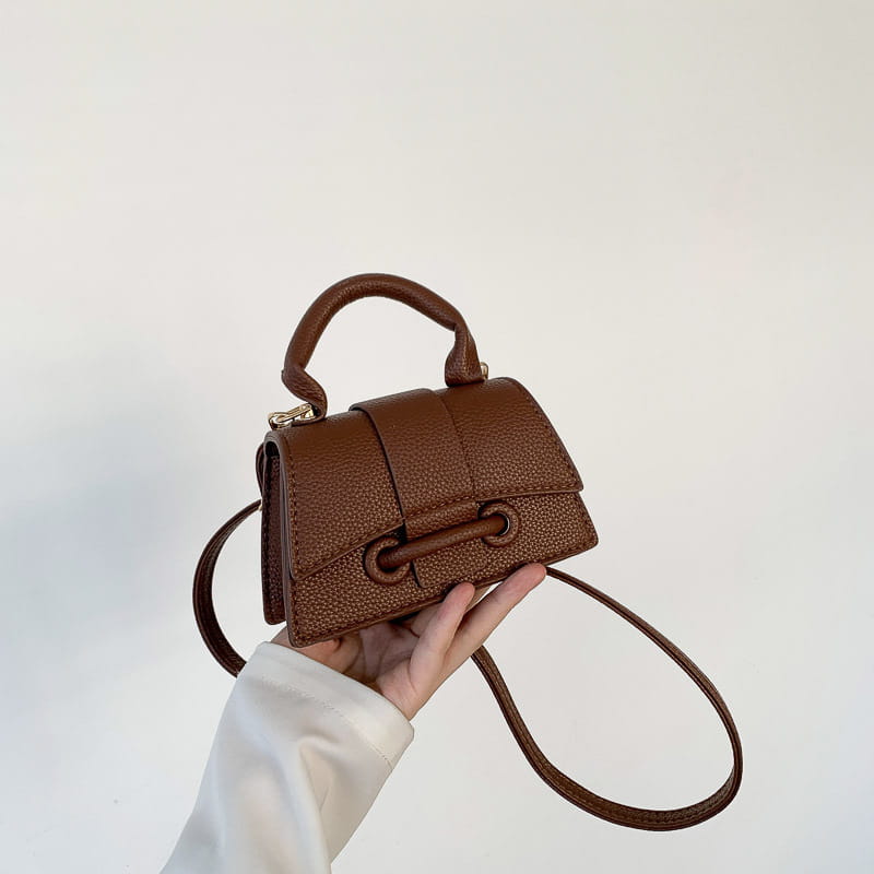 Braune, gepunktete Kunstleder-Ketten-Umhängetasche Mini-Handtasche mit oberem Tragegriff und verstellbarem Schulterriemen.