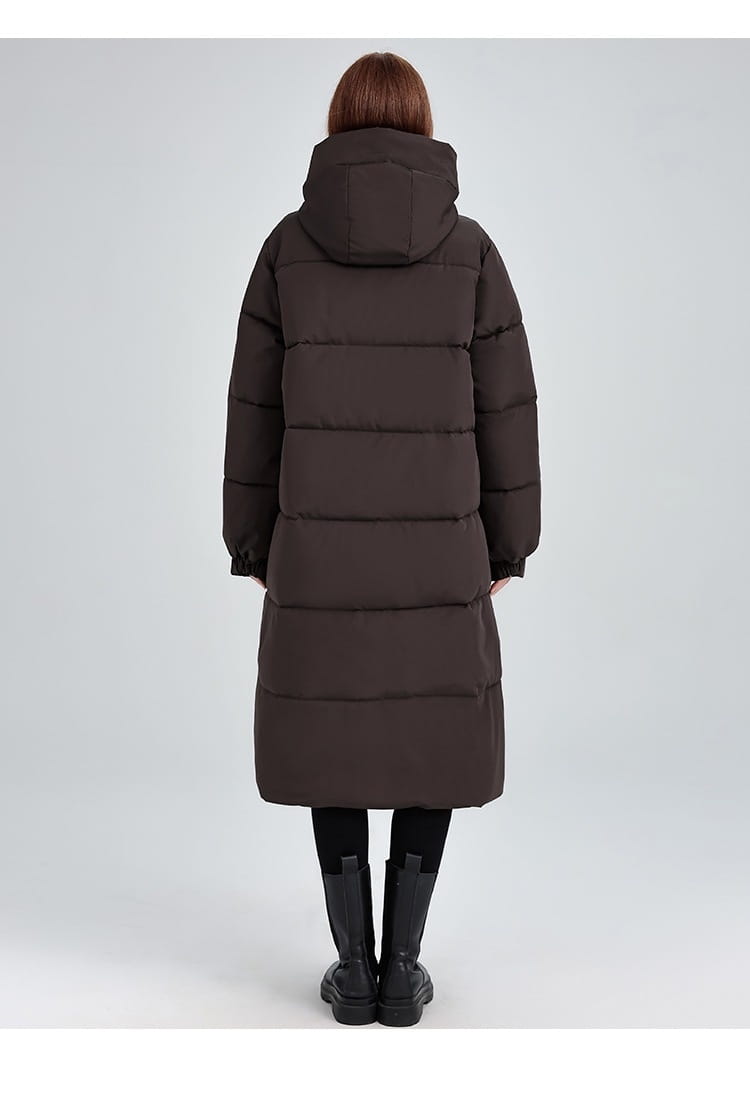 Manteau long matelassé à capuche pour femmes en brun foncé, avec coutures horizontales, adapté aux temps froids.