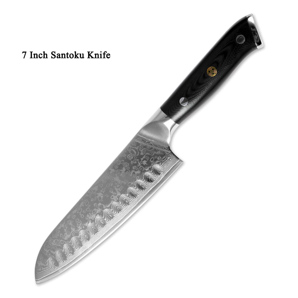 Ein 17,8-cm-Santoku-Messer (7 Zoll) aus dem Damaststahl-Küchenmesserset 4-teilig mit G10-Griff, mit einer eleganten Damaststahlklinge mit aufwendigen wellenförmigen Mustern und einer polierten silbernen Oberfläche, kombiniert mit einem schwarzen, strukturierten Griff, der mit goldfarbenen Nieten befestigt ist.