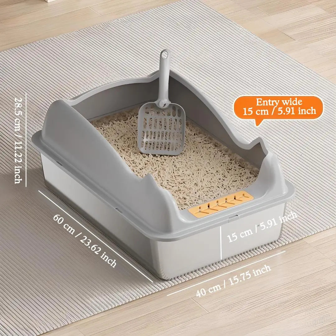Gran caja para arena de gato de acero inoxidable en plástico gris con un acabado en naranja, rellena con arena aglutinante beige, e incluye una pala a juego.