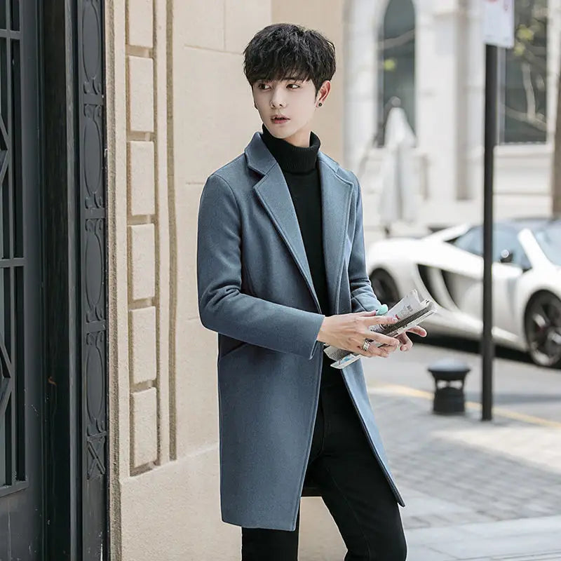 Eleganter Woll-Trenchcoat für Herren in Schiefergrau in mittlerer Länge mit klassischem Revers und figurbetonter Passform.