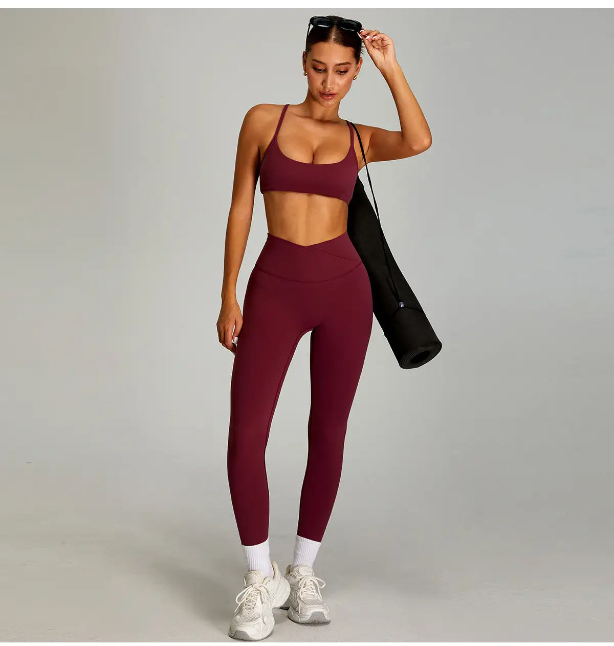 Leggings de fitness bordeaux taille haute sans couture et ajustés, avec un matériau à séchage rapide pour un usage sportif.