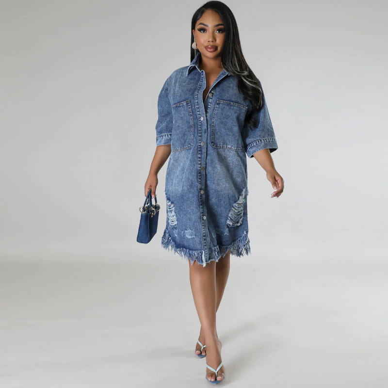 Robe chemise midi en denim bleu, avec détails abîmés et ourlet effiloché, pour un look décontracté et élégant