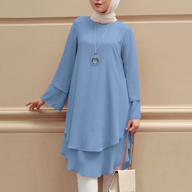 Hellblaues langärmeliges Tuniken-Kleid mit gestuften Rüschen am Saum, fließender Silhouette und dezenten rüschenartigen Bündchen, geeignet für das Partyleben.