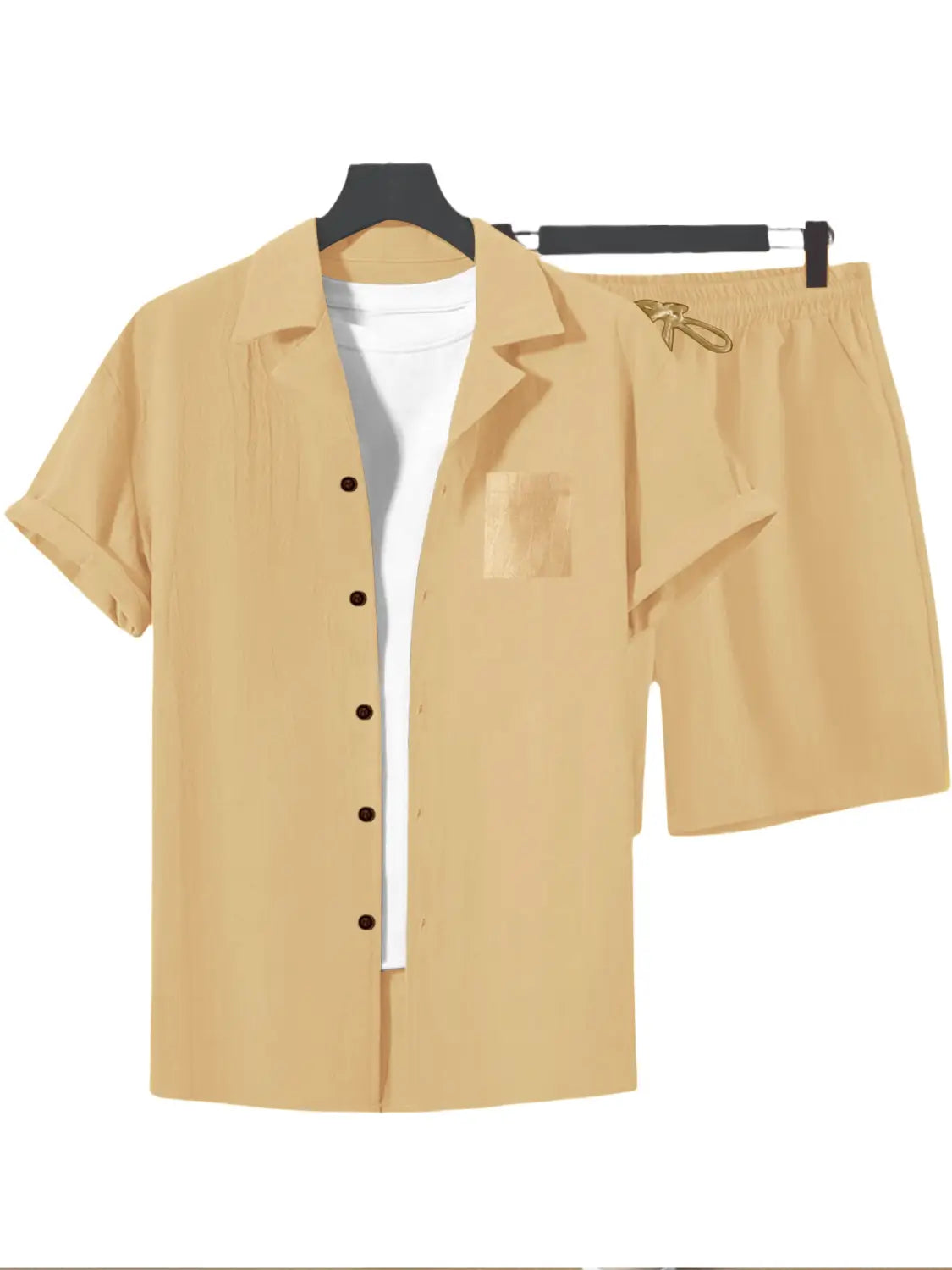 chemise en lin beige à manches courtes boutonnée avec col et poche avant, présentée sur un t-shirt blanc, haut ample et décontracté pour homme.