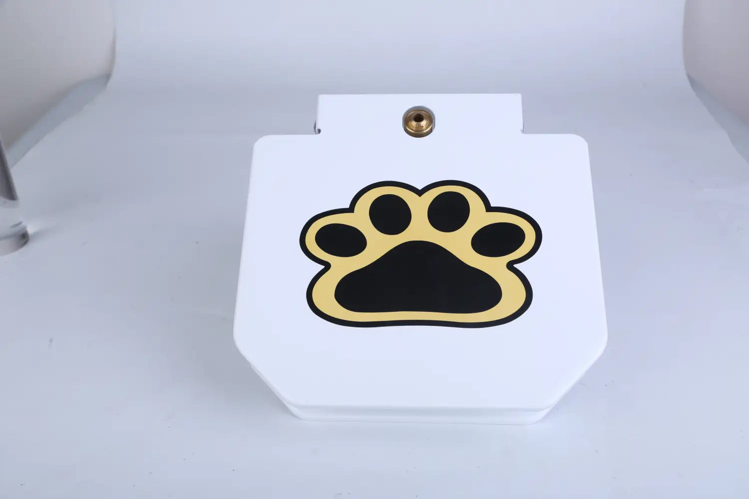 Étiquette d’identification pour animal en plastique blanc avec un motif de patte noire et or, présentée pour une marche d’abreuvoir pour chien, conçue pour les vannes d’arrosage pour animaux d’extérieur.