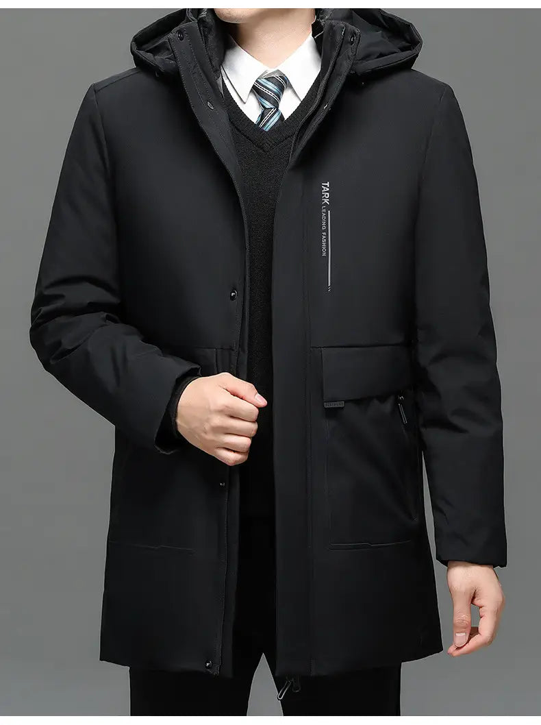 Chaqueta acolchada térmica con capucha de invierno negra en color negro, con diseño moderno y elegante y una marca vertical discreta en el lado izquierdo del pecho.