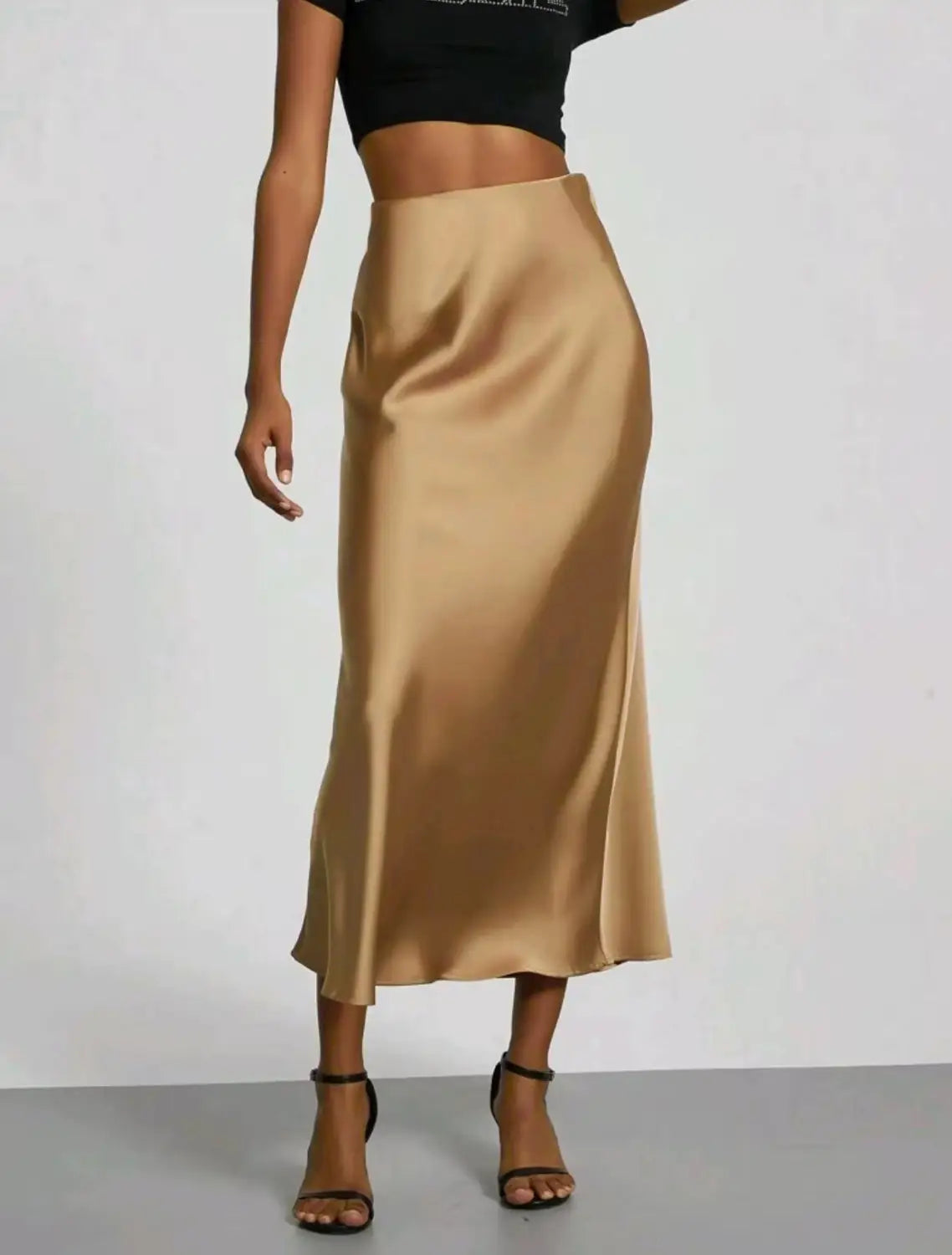 Ein eleganter goldener Satinkleidrock (Midi) mit hoher Taille und Seitenschlitz aus fließender Roségoldseide.