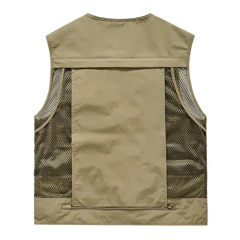 Gilet utilitaire à séchage rapide pour hommes de couleur kaki, avec des panneaux latéraux en mesh et une poche zippée centrale conçue pour un usage extérieur pratique.