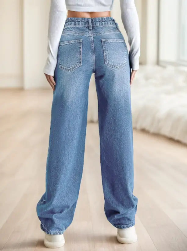 Helle Denim-High-Rise-Wide-Leg-Jeans mit entspannter Passform und klassischen Gesäßtaschen, von der Rückseite abgebildet.