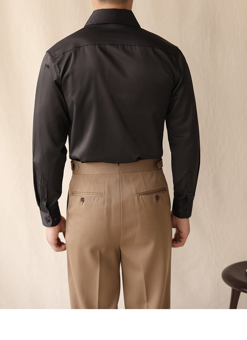 Herren-Schwarzes Satin-Hemd mit Ein-Kragen, Dresshemd, langarm, mit dezenten Stickdetails für die Business-Kleidung.