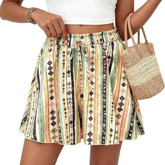 Shorts mit floralen Mustern und hoher Taille im A-Linien-Schnitt mit gemusterten vertikalen Streifen in erdigen Farbtönen und geometrischen Designs aus leichtem Stoff.