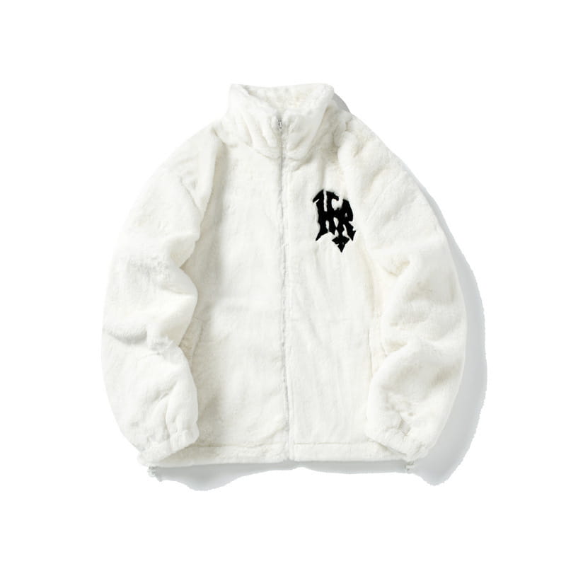 Chaqueta de vellón esponjosa blanca con un logotipo bordado negro en la zona del pecho, de la colección de abrigos de terciopelo bordados con pelo sintético tipo gótico.