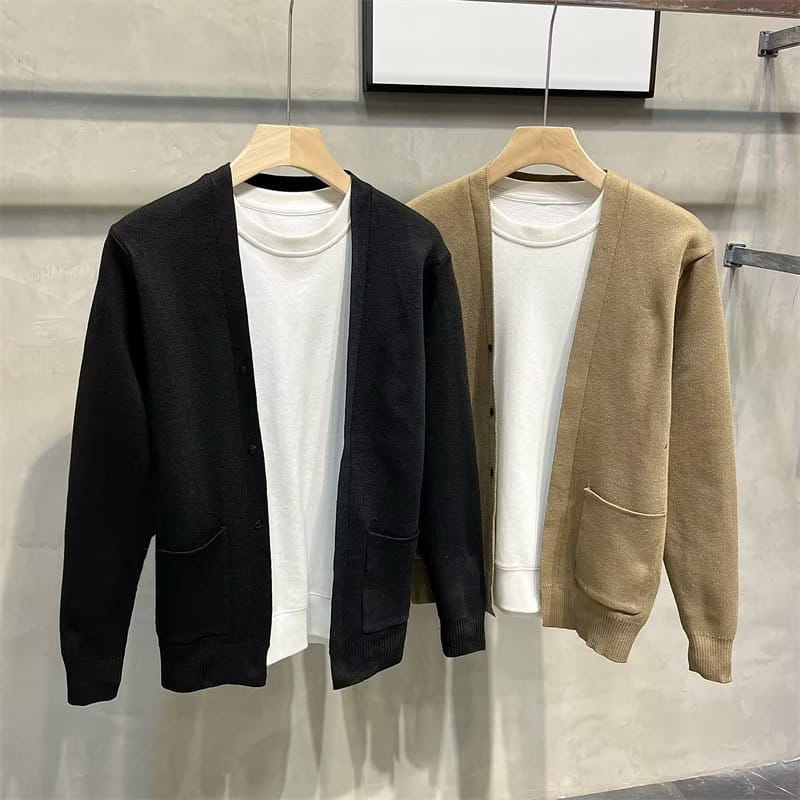 Herren-Strickcardigans in Schwarz und Beige mit schlichtem Knopfverschluss vorne sowie Fronttaschen aus Strickstoff.