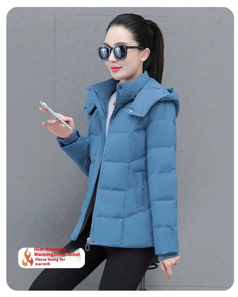 Chaqueta acolchada de plumón azul para mujer, con capucha y forro de lana polar, diseñada como una chaqueta acolchada corta, gruesa y abrigadora para el invierno.