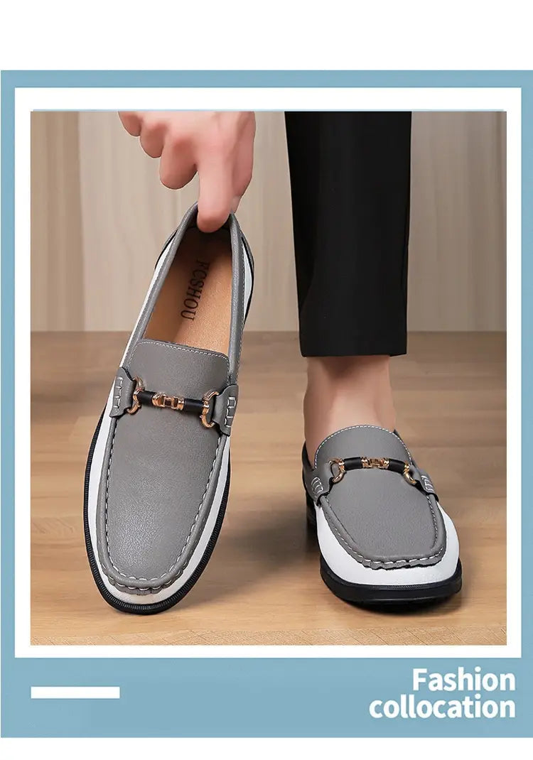 Mocassins décontractés en cuir pour homme à mors de cheval gris avec accents blancs et boucle à mors de cheval ton or.