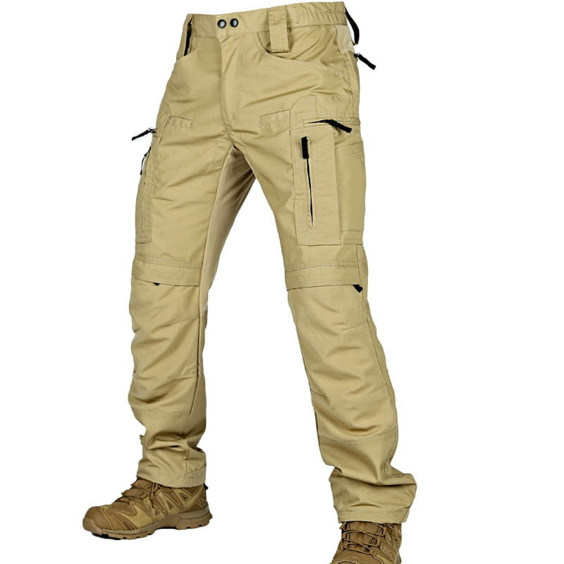 Pantalons tactiques P40 beige pour hommes, avec plusieurs poches cargo et des tirages de fermeture zippée noirs, conçus pour un usage militaire.
