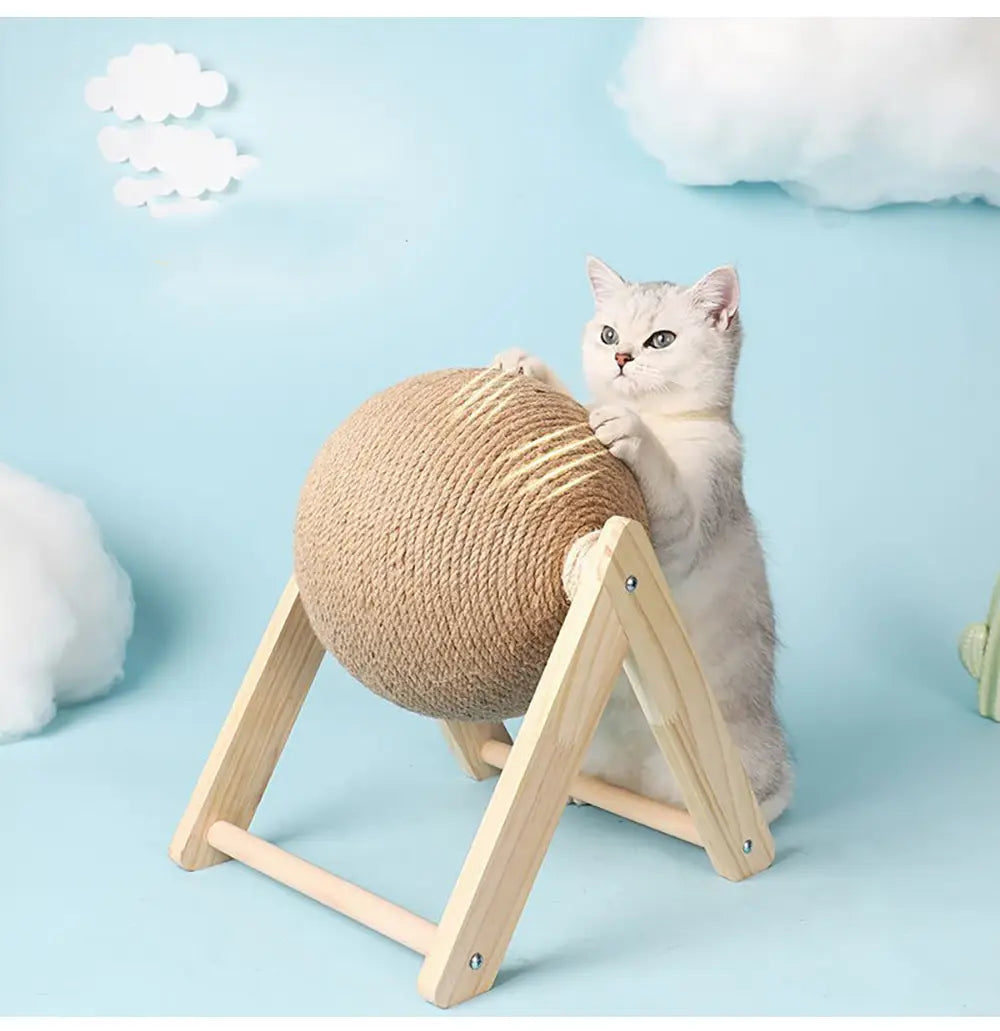 Una pelota de rascado esférica de sisal color beige para gato con textura de cuerda tejida, montada en un soporte de caballete de madera clara en forma de A.