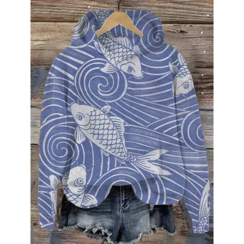 Sudadera con capucha azul con un patrón de pez koi blanco y olas, que muestra un diseño de sudadera con capucha de estampado de olas japonesas.