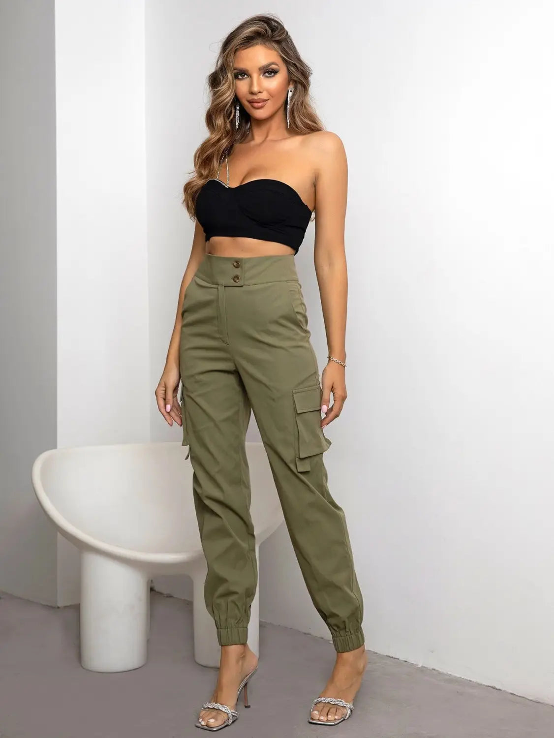 pantalon cargo vert olive taille haute pour femmes en polyester, avec ceinture boutonnée et poches latérales, coupe des jambes fuselée.