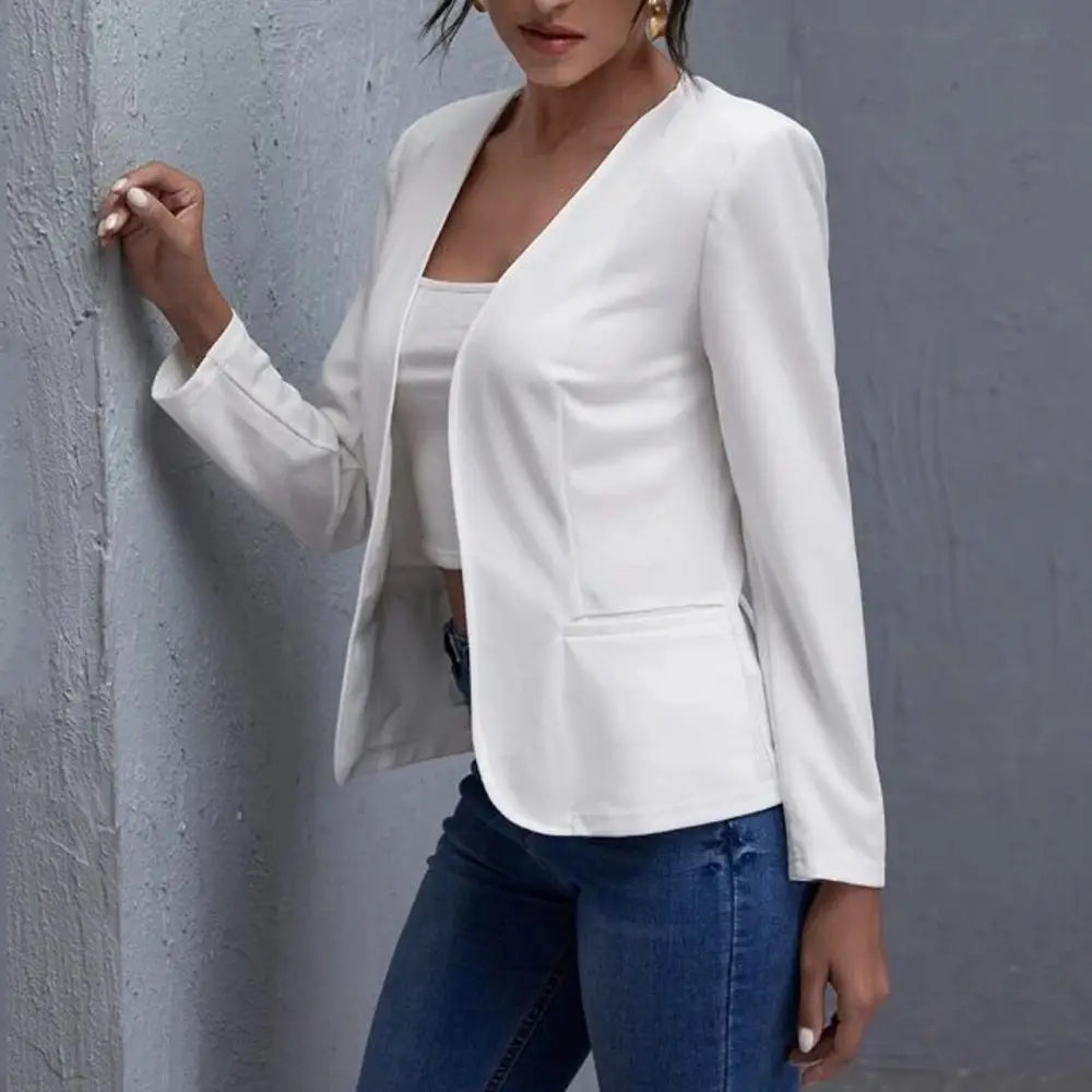 Veste courte blanche ajustée, solidement confectionnée, avec un design moderne et épuré et des manches longues en blanc.
