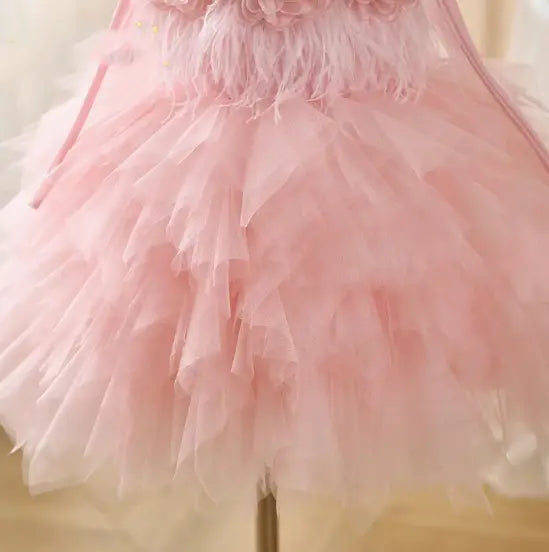 Robe de cérémonie de fille d’honneur en tulle à motif floral à tutu, avec une délicate jupe en tulle à volants superposés rose et un corsage orné de plumes