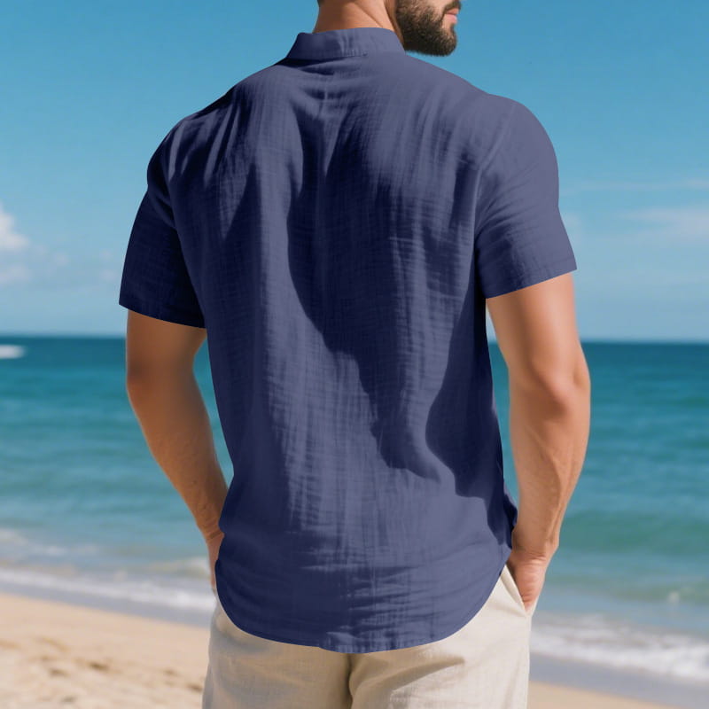 Navyblaues Herren-Leinenhemd im lässigen Stil mit kurzem Ärmel mit Kragen und atmungsaktivem Stoff, ideal für warmes Wetter.