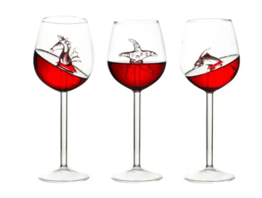 Drei klare Glas- Seesterne, Meerespferd- und Kristall- Rotweingläser, je 400 ml, jeweils mit einzigartigen handgemalten Tierillustrationen in Rot und Schwarz auf der Schale.