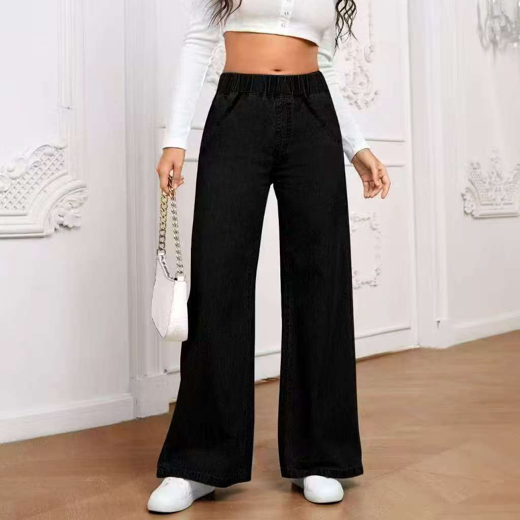 Pantalon en denim à jambes larges noir avec taille élastique, fabriqué à partir d’un tissu en denim délavage clair, adapté à un usage décontracté