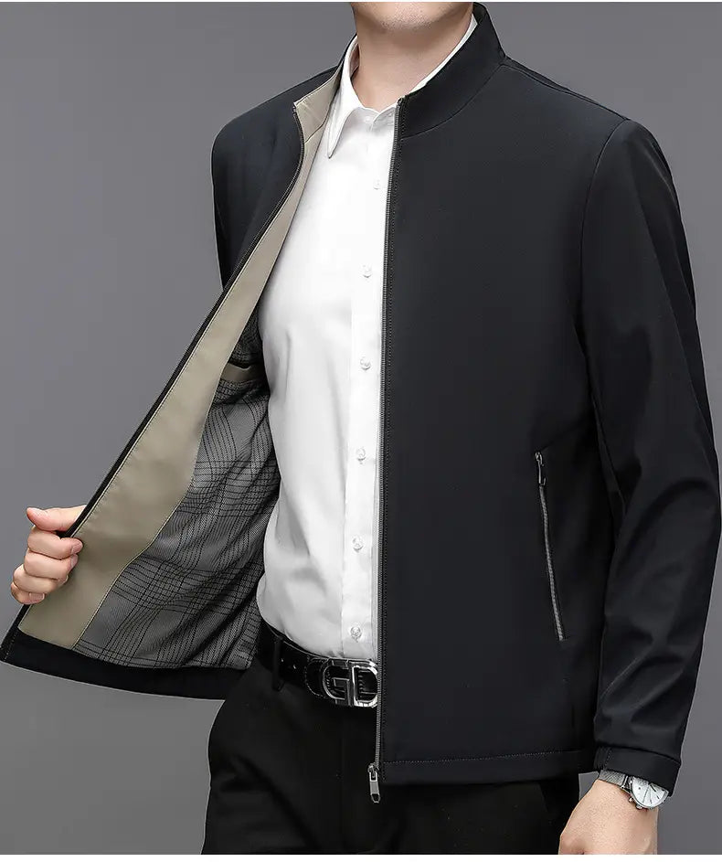 Herren-Modern-Fit schwarze Bomberjacke mit Stehkragen und kontrastierendem Innenfutter aus beigem und grauem Karomuster.