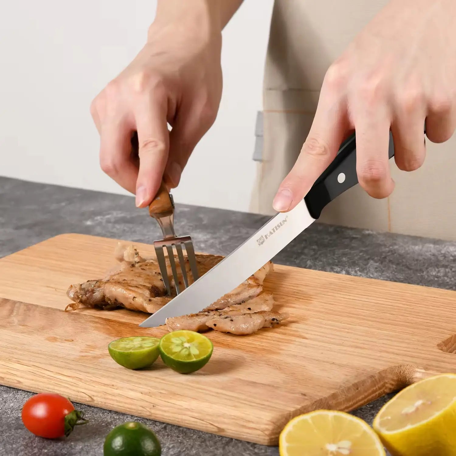 Un élégant couteau de chef en acier inoxydable, à manche noir et lame argentée, portant la marque katrin, issu d’un ensemble de huit couteaux à steak en acier au carbone avec poignées à plaquettes en pom.