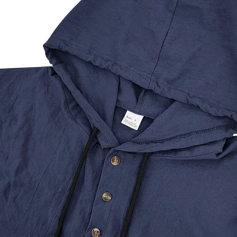 sudadera tipo henley relajada de lino para hombre color azul marino, con cordones negros y botones de latón.