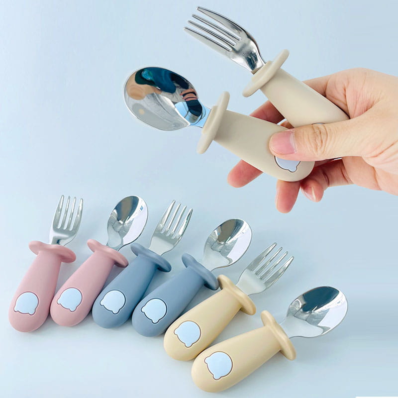 Ensemble de couverts pour bébé comprenant une cuillère et une fourchette en silicone beige à manche, avec des éléments en acier inoxydable, présentant un motif de nuage mignon sur les manches.