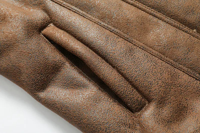 Gant en cuir marron à surface texturée et coutures cousues, présenté avec une veste en denim doublée de polaire d’hiver pour homme, en peau de mouton.