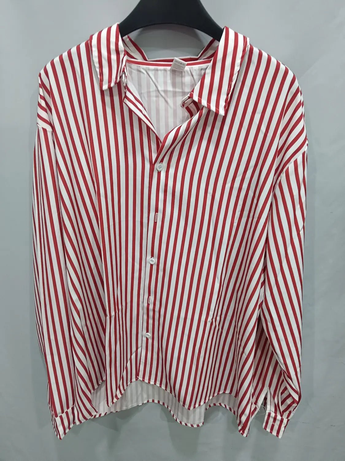 Chemise décontractée à manches longues rayée verticalement rouge et blanc pour hommes, à patte boutonnée et col.