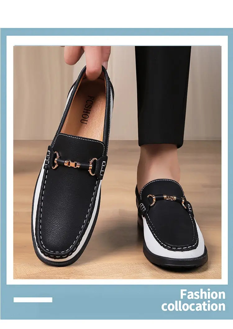 Mocassins décontractés en cuir noir pour homme à mors de cheval avec accents blancs et détails à mors de cheval ton or.