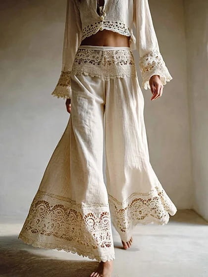 Pantalon décontracté ample à jambes larges à imprimé numérique de couleur crème, doté d’une bordure en dentelle délicate le long de la taille et de l’ourlet.
