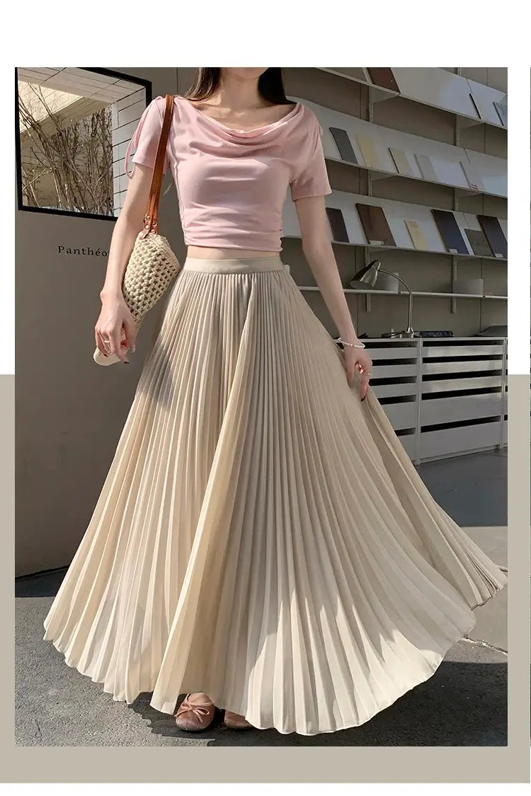 Beiger plissierter Chiffon-Maxirock für Damen mit einer weich fließenden Silhouette und dezenten vertikalen Falten.