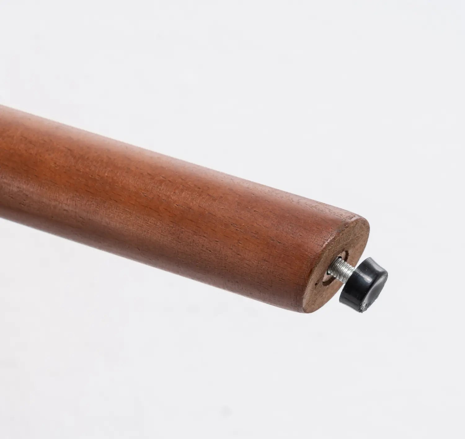 Pata de mobiliario de madera marrón con tapa de plástico negro y tornillo metálico en una silla de acento tipo wingback de estilo moderno de mediados de siglo en color naranja