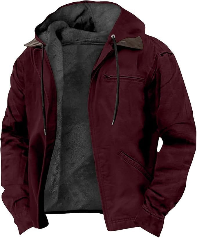 Chaqueta acolchada de algodón con capucha para hombre color burdeos con interior de forro polar negro y detalles de cordones mostrados desde el lado trasero.