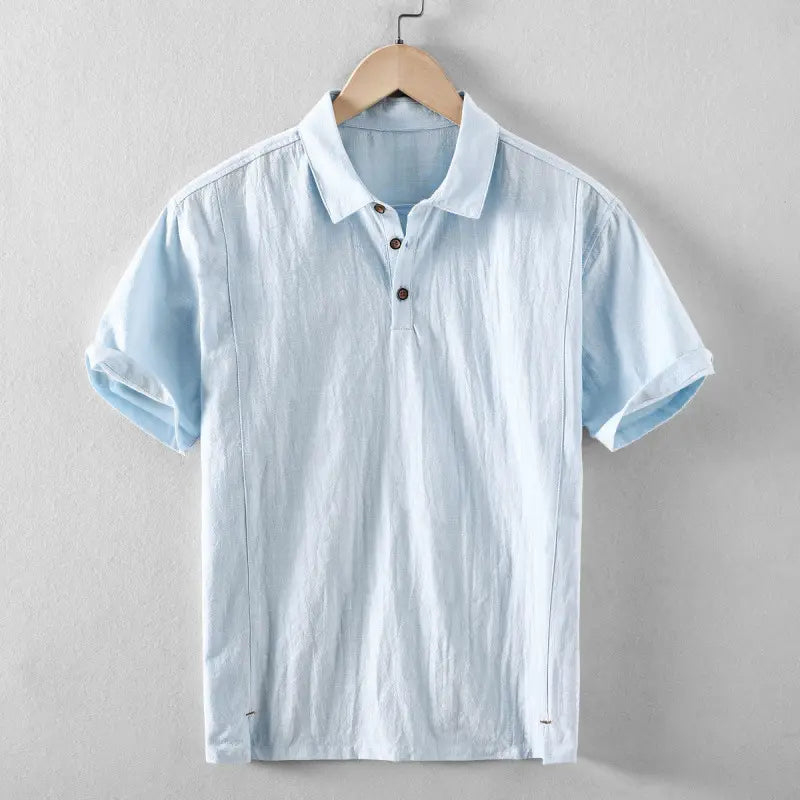 Chemise en lin pour homme bleu clair, décontractée, respirante pour l’été, avec manches courtes, col et trois boutons foncés.