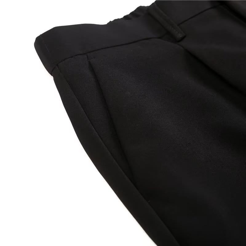 Schwarze maßgeschneiderte plissierte Straight-Leg-Drapierungshose aus glattem, strukturiertem Stoff mit dezenten Falten am Bund.