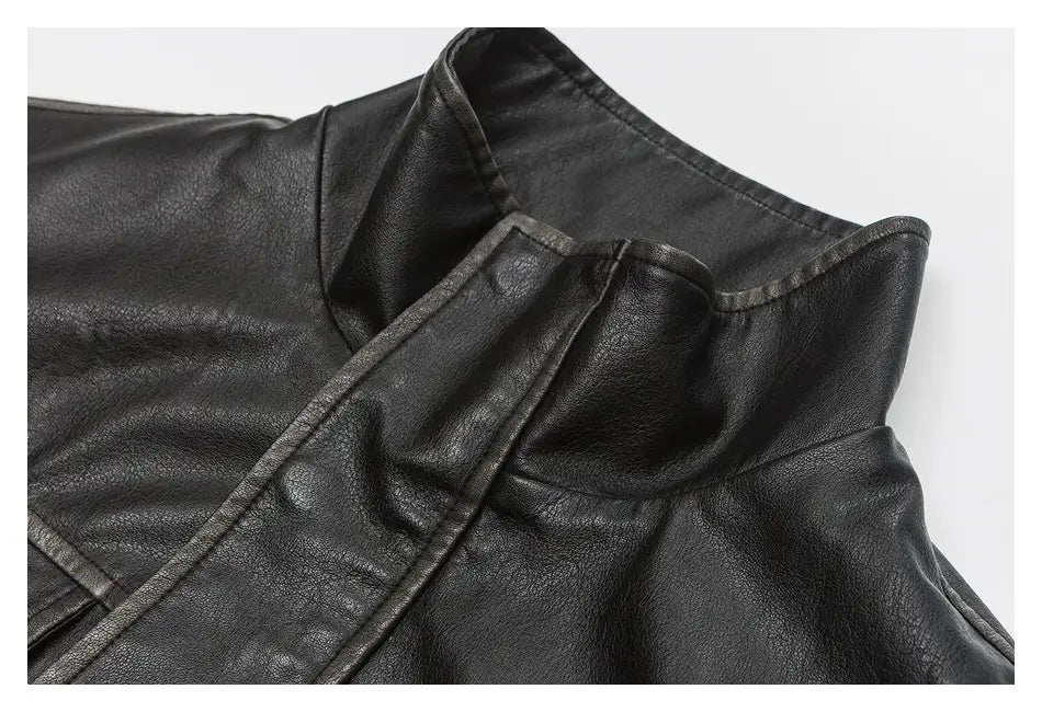 Schwarze Biker-Bomberjacke aus Kunstleder mit hohem Kragen, sichtbaren Ziernähten und Utility-Taschen.