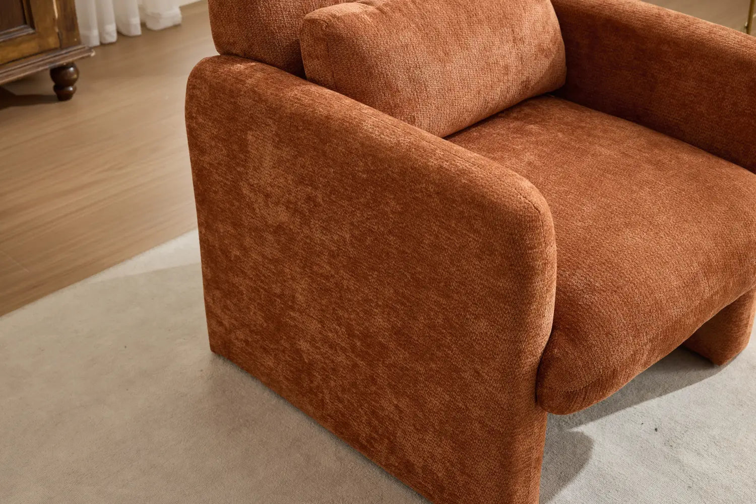 Ein moderner Bouclé-Akzent-Sessel, gepolstert mit rust-orangefarbenem, plüschig strukturiertem Stoff, mit abgerundeten, gepolsterten Armlehnen.