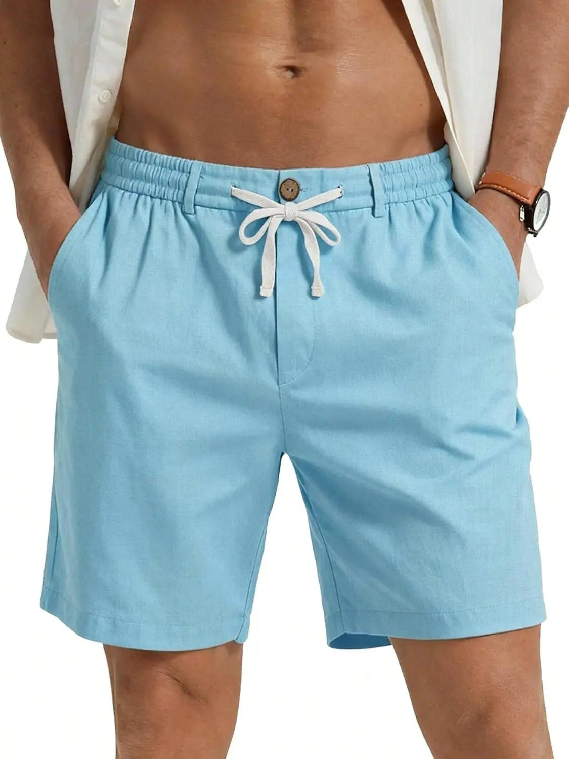 Hellblaue Baumwoll-Sport-Shorts mit Kordelzug, mit weißer Kordel und Holzknopf am Bund.
