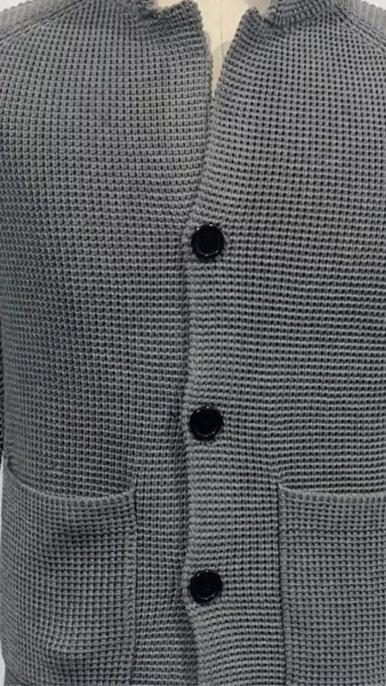 Pull-over en cardigan tricoté pour homme à col montant, en maille gaufrée grise, avec boutons noirs et poches avant.