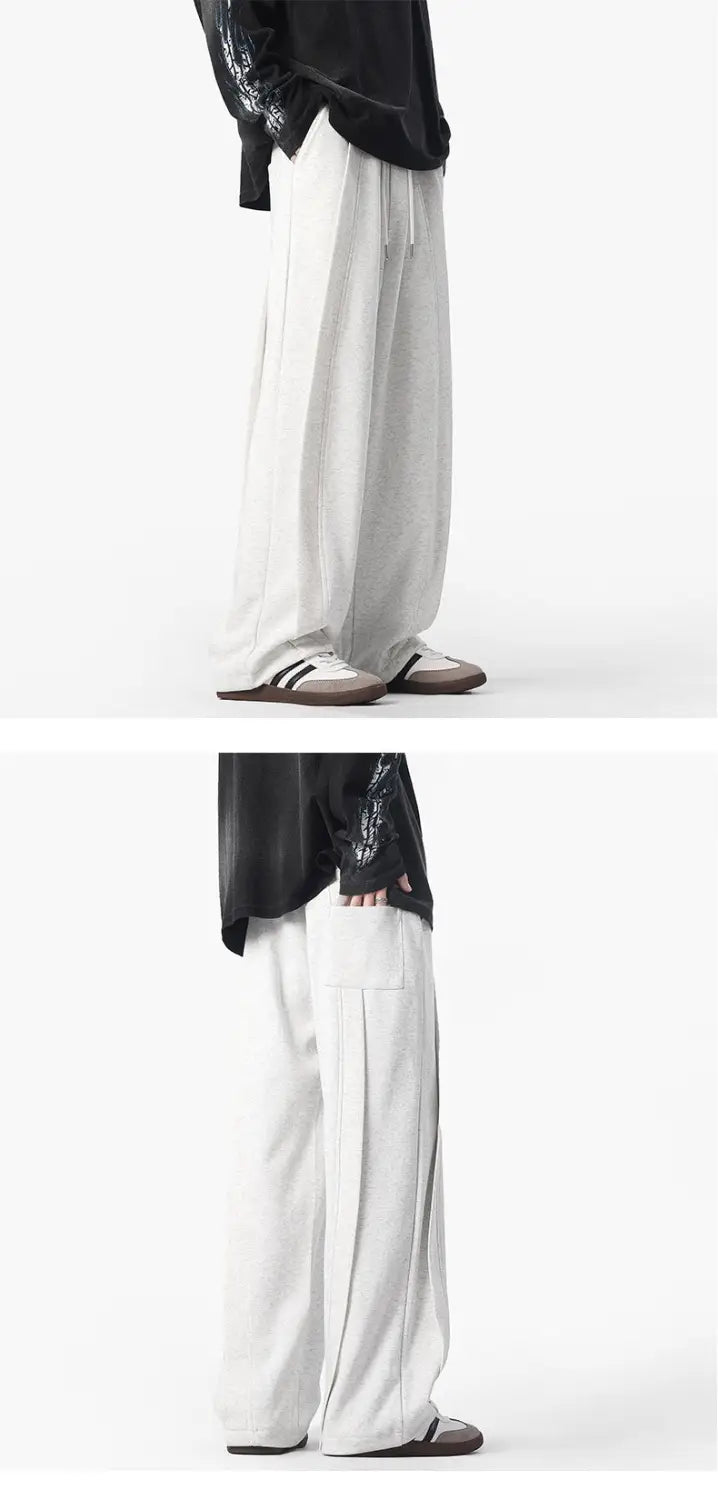 Weiße Heavyweight-Sweatpants mit geradem Bein mit entspannter, fließender Silhouette und dezenten Falten entlang der Seiten